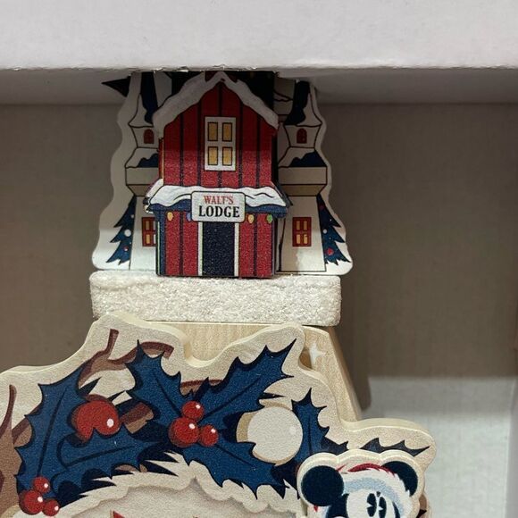 Disney Musical Figure - Mickey and Friends Walt’s Holiday Lodge NWT - Picture 10 of 10